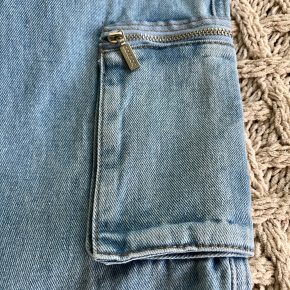 New Boohoo Jeans Light Wash Multi Zip Pocket Cargo Jeans size 4 - Picture 12 of 16